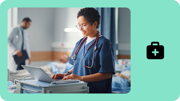 Medizinische Fachkraft arbeitet am Laptop in einer modernen Klinik