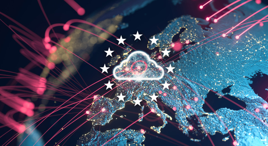 Cloud-Technologie für Europa – sicher, vernetzt und leistungsstark. Visualisierung einer Cloud über einer digital dargestellten Europakarte mit leuchtenden Netzwerken und Datenströmen, sinnbildlich für europäische Cloud-Infrastruktur und Datenvernetzung.