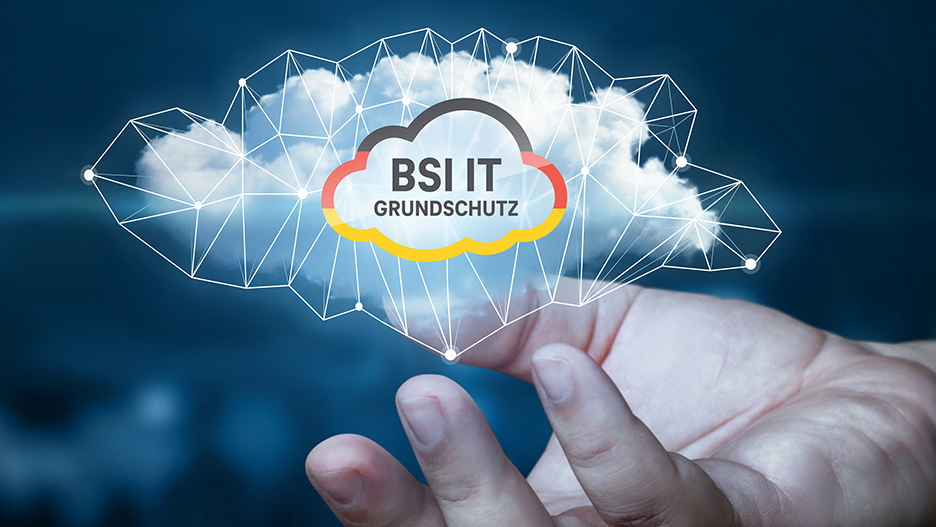 Eine Hand hält eine digitale Cloud-Grafik mit dem Siegel ‚BSI IT-Grundschutz‘. Um die Cloud sind vernetzte Linien und Datenstrukturen dargestellt, die IT-Sicherheit und Cloud-Infrastruktur symbolisieren.