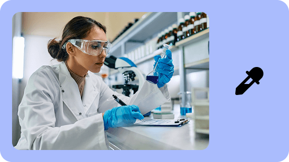 Person in a laboratory examines a liquid sample while taking notes. The image represents scientific research and cloud-supported data analysis.