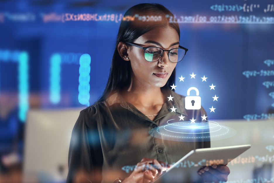 Person arbeitet mit einem Tablet vor eingeblendeten Programmiercodes. Ein Schloss, umgeben von einem Kreis aus Sternen, symbolisiert Cloud-Sicherheit und Datenschutz in Europa.