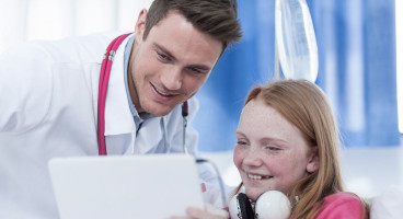 Ein Arzt betreut ein Kind im Krankenhaus