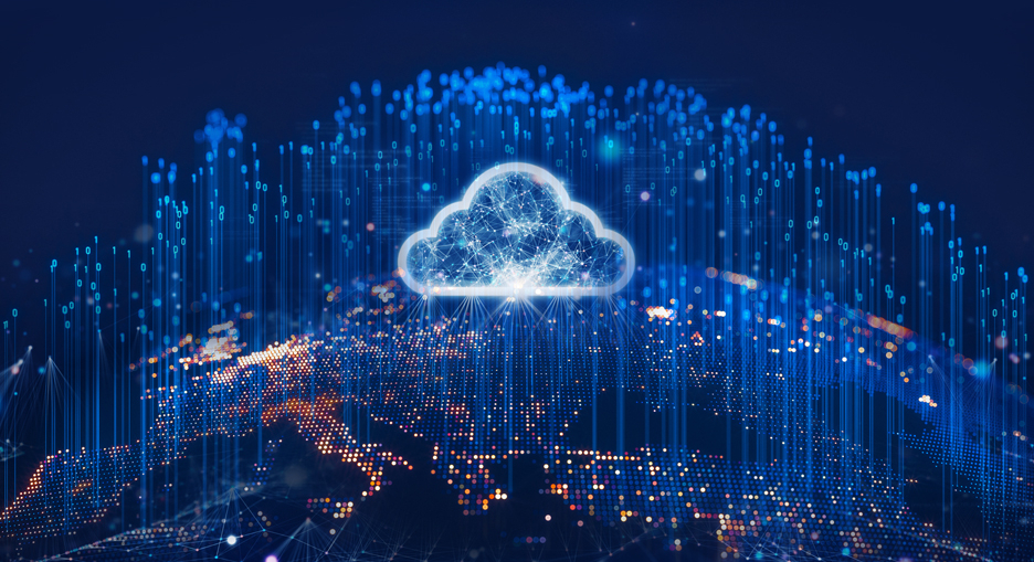 Visualisierung einer Cloud über einer digital dargestellten Europakarte mit leuchtenden Netzwerken und Datenströmen, sinnbildlich für europäische Cloud-Infrastruktur und Datenvernetzung.