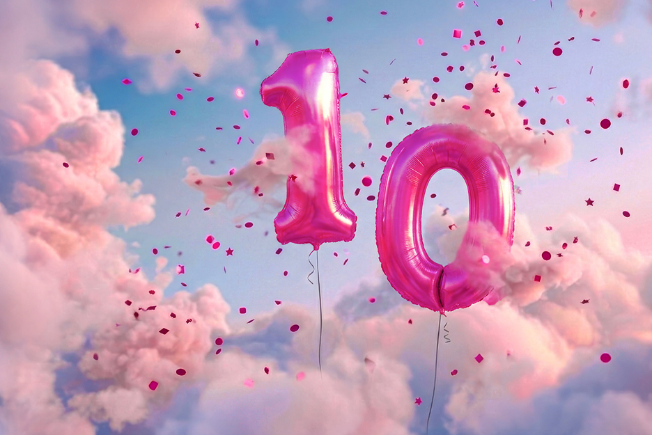 2 Magenta Luftballons und Konfetti im Wolkenhimmel