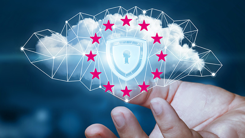 Hand hält eine digitale Cloud mit Schloss-Symbol und EU-Sternen, Darstellung von Cloud-Sicherheit und Datenschutz in Europa.