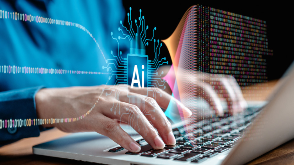 Close-up of hands on a laptop keyboard. Superimposed on top are graphic elements featuring the letters “AI,” circuit diagrams, and data streams, symbolizing modern cloud architecture and AI applications in the cloud.
