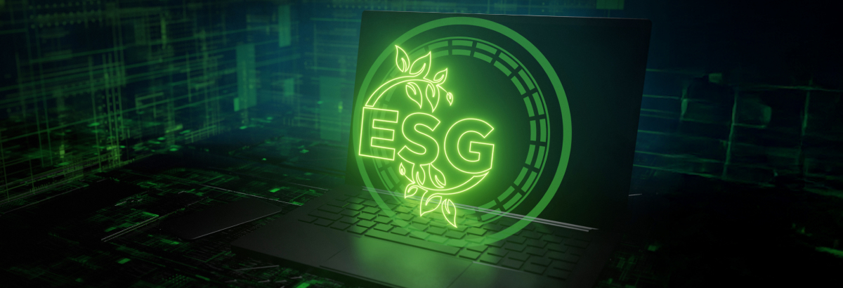 Ein aufgeklappter Laptop mit den leuchtenden Buchstaben ESG in einem Kreis darüber in Grün