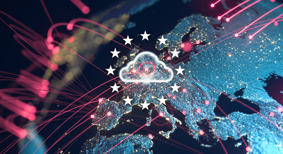 Cloud technology for Europe – secure, connected, and high-performance. Visualization of a cloud above a digitally rendered map of Europe with glowing networks and data streams, symbolizing European cloud infrastructure and data connectivity.