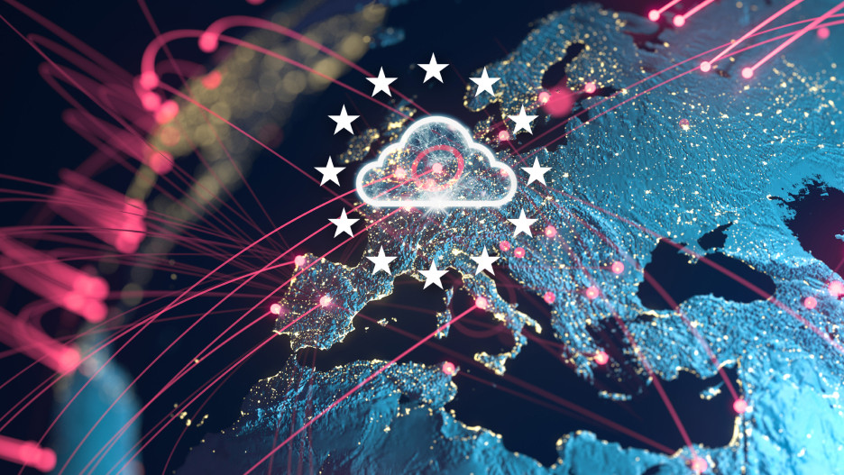 Europäische Cloud-Alternativen zu den US-Hyperscalern Visualisierung einer Cloud über einer digital dargestellten Europakarte mit leuchtenden Netzwerken und Datenströmen, sinnbildlich für europäische Cloud-Infrastruktur und Datenvernetzung.